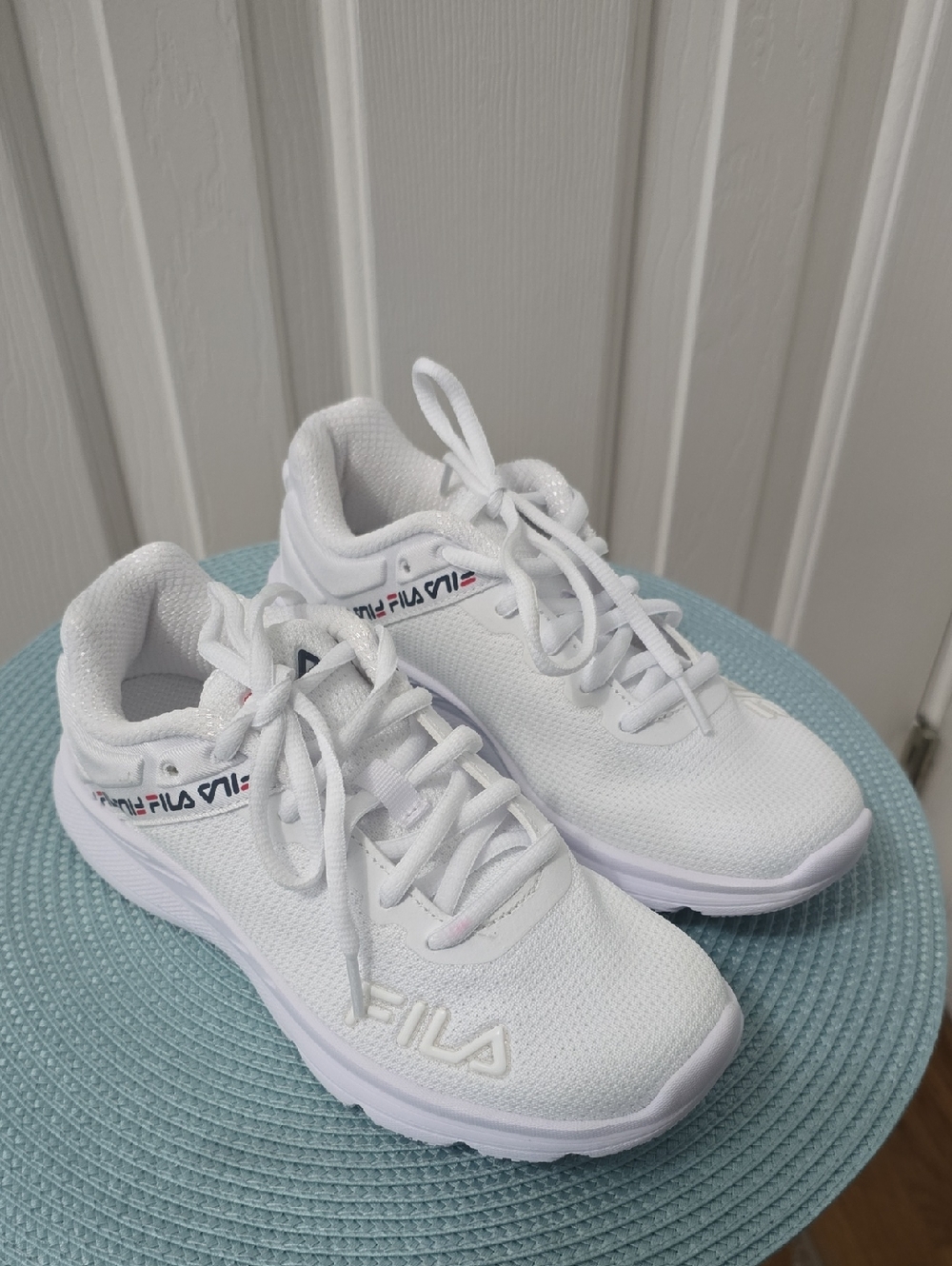 FILA BRAND WOMEN'S WHITE LIGHTWEIGHT RUNNING ATHLETIC SHOES SIZE 6